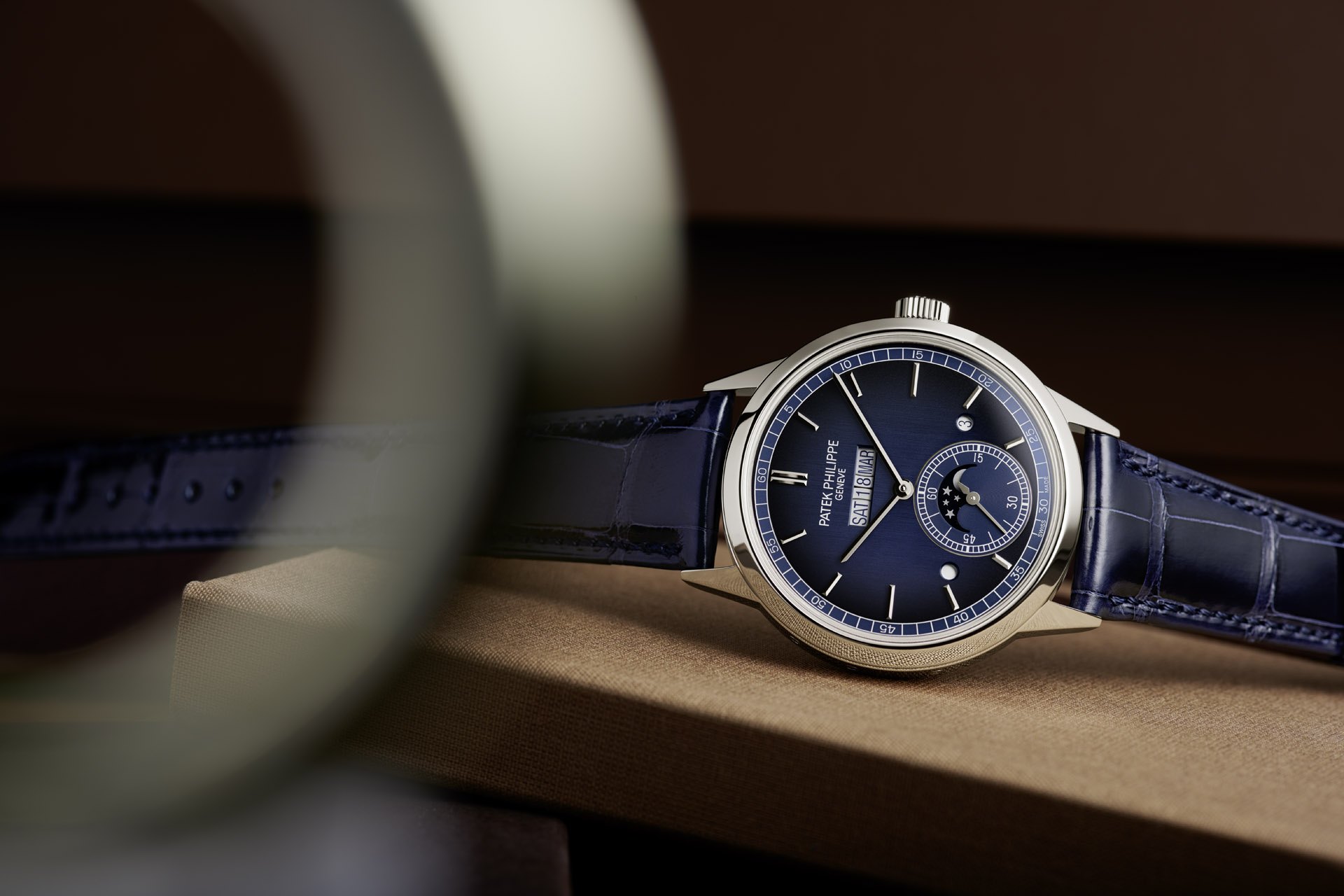 【2021線上錶展】百達翡麗發表全新 5236P-001 並列顯示萬年曆腕錶，星期日月一線陳列