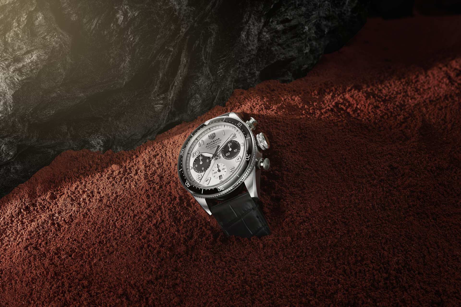 縱橫一甲子的冒險經典：TAG Heuer推出Autavia 60周年紀念飛返計時腕錶與GMT雙時區腕錶