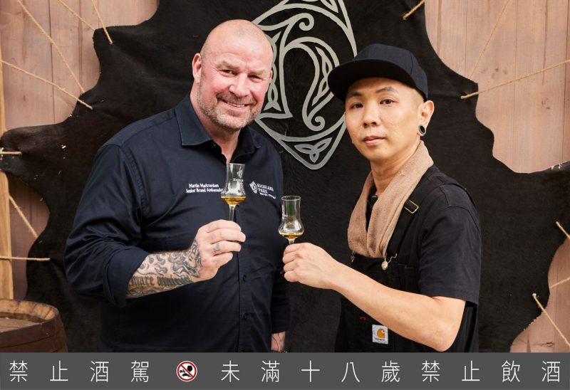 高原騎士全球品牌大使Martin Markvardsen (左) 與FirePlay主理人蘇濟恒Nick Sor(右)，一同讚頌高原騎士經典煙燻雪莉威士忌，打造「野出新風味」味覺領域的全新革命。