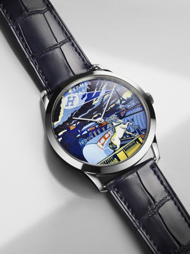Slim d’Hermès Minuit au Faubourg工藝腕錶18K白金錶殼，錶徑39.5毫米，砂金石錶盤，圖案以微繪工藝製作，光束以Super-LumiNova 夜光塗料繪製，時分顯示，愛馬仕自製H1950 超薄自動上鍊機械機芯，動力儲存42小時，防眩光藍寶石水晶鏡面與錶底蓋，防水30米，錶背鐫刻限量編號，深海藍色短吻鱷魚皮錶帶，限量24 只，建議售價 NTD 2,016,000